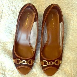 CUTE Tommy Hilfiger peeptoe w/ gold buckle sz 9.5.
